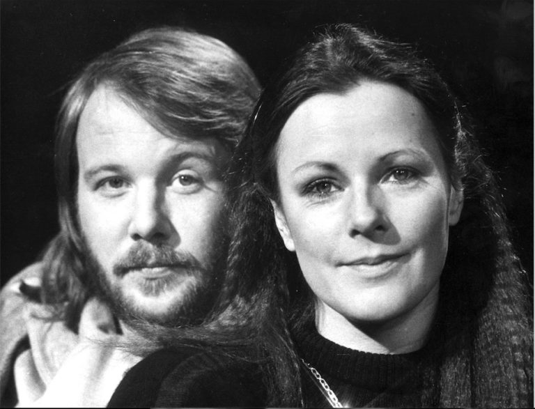 Så lever AnniFrid Lyngstad i dag efter Abbastjärnans tunga tragedier