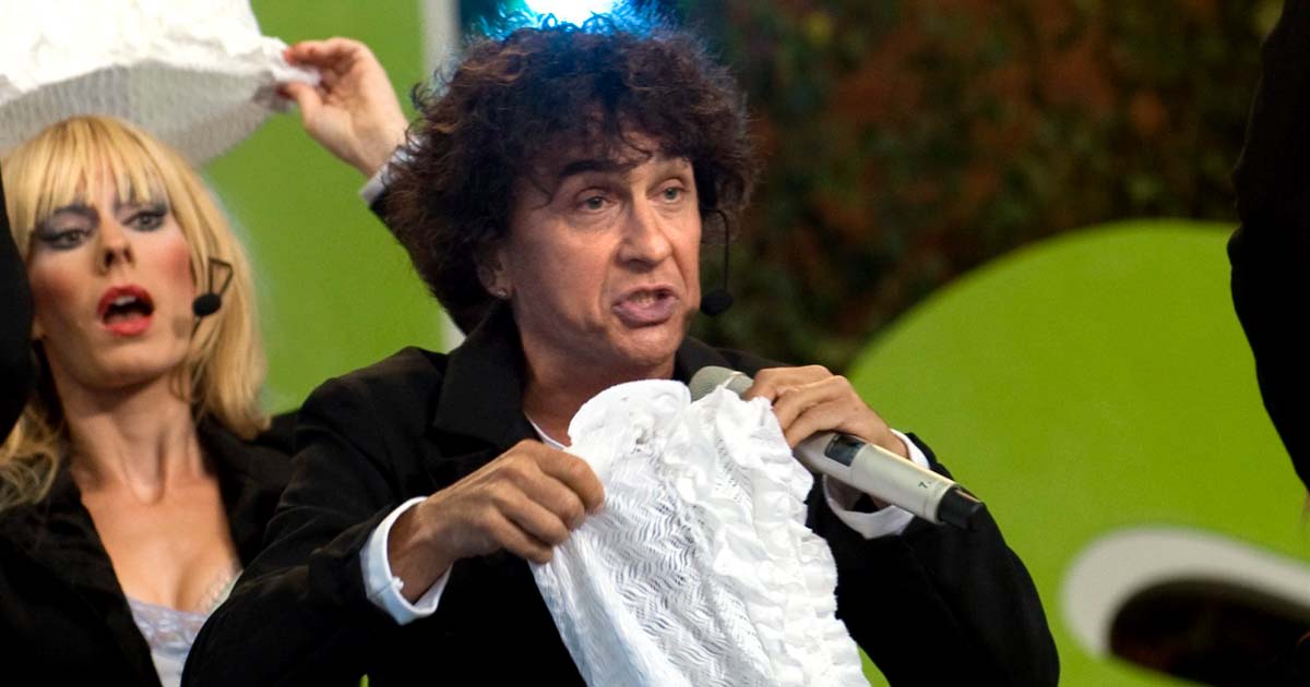 STOCKHOLM 20090707 Magnus Uggla uppträdde under Allsång på Skansen 2009. Foto: Maja Suslin/TT