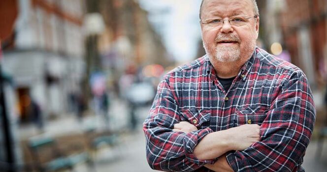 STOCKHOLM 20210325 Musikern och underhållaren Kalle Moraeus har skrivit boken "Tjur på retur", som handlar om hur det är att bli gubbe. Foto: Fredrik Persson / TT