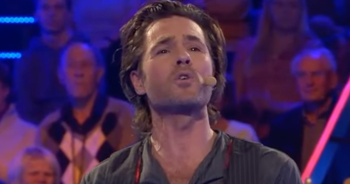Artisten Peter Jöback sjunger "O helga natt"