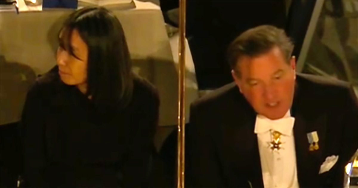 Chris O'Neill satt bredvid Han Kang under Nobelfesten.