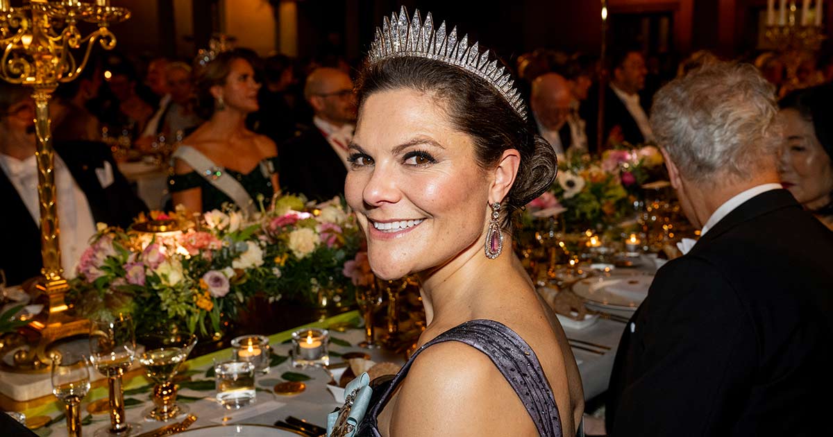 Kronprinsessan Victoria bar stråldiademet på Nobelfesten.