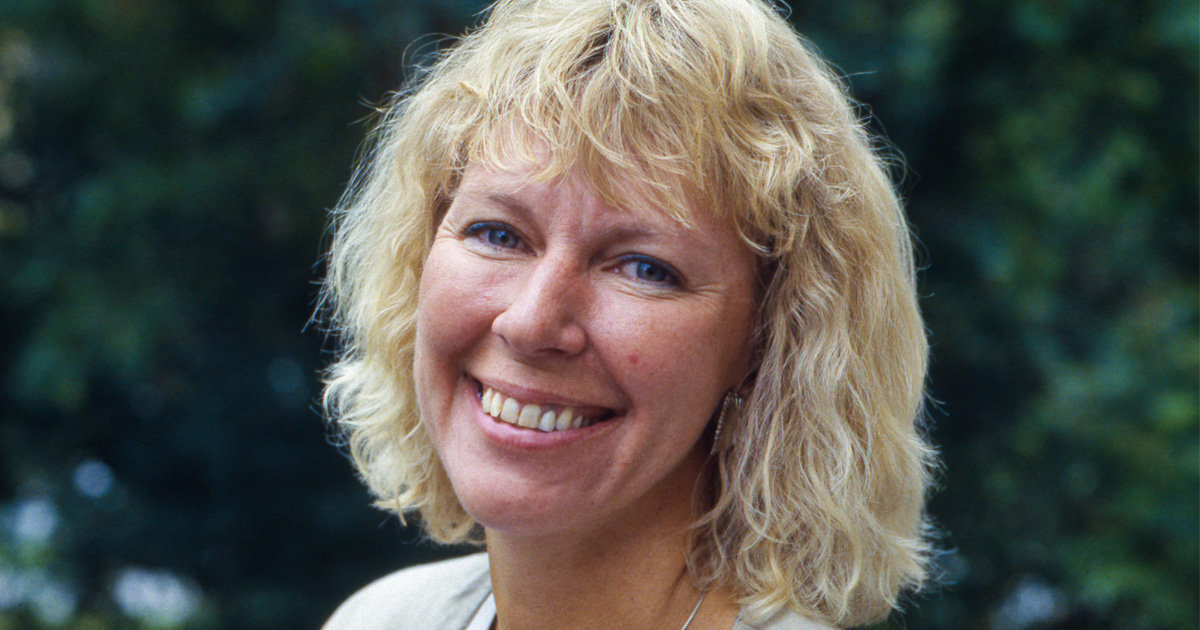 STOCKHOLM 1990 June Carlsson porträtt i Stockholm 1990. June var under 1970- och 80-talet programledare för "Studio S" och "20:00". Programmet "20:00" var en stor succé där även journalisten Stina Dabrowski fanns med och intervjuade kända personer. Som 24-åring började Carlsson började leda "Aktuellt". Foto: Janeik Henriksson/ TT / Kod: 50010