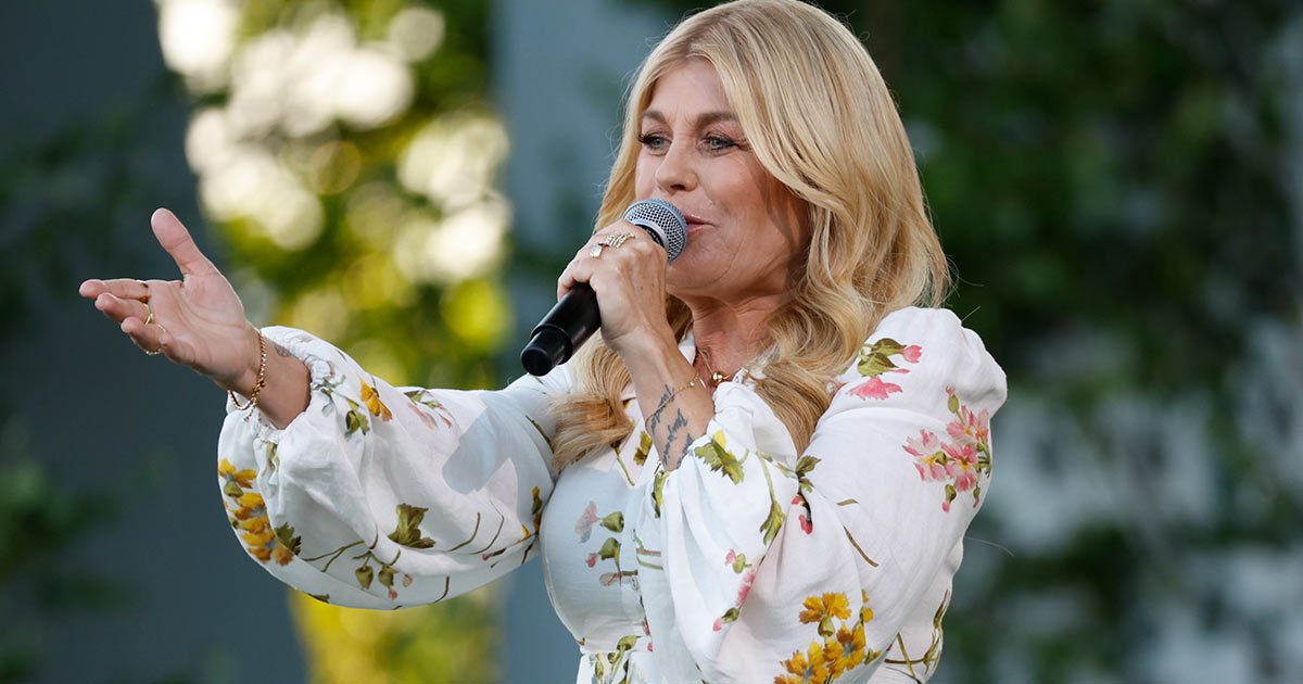 Pernilla Wahlgren är programledare för Allsång på Skansen 2025.