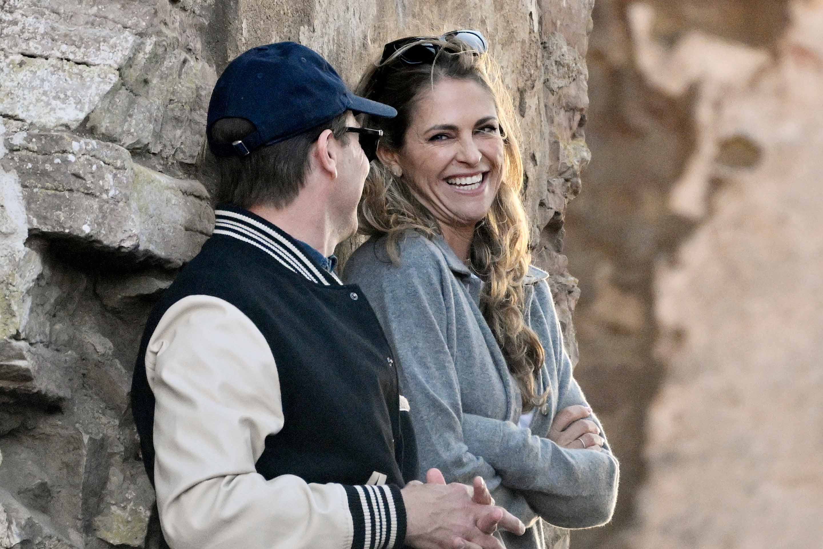 BORGHOLM, SVERIGE 20240718 Prins Daniel och prinsessan Madeleine när Molly Sandén uppträder under en konsert på Borgholms slottsruin på Öland. Foto: Mikael Fritzon/TT