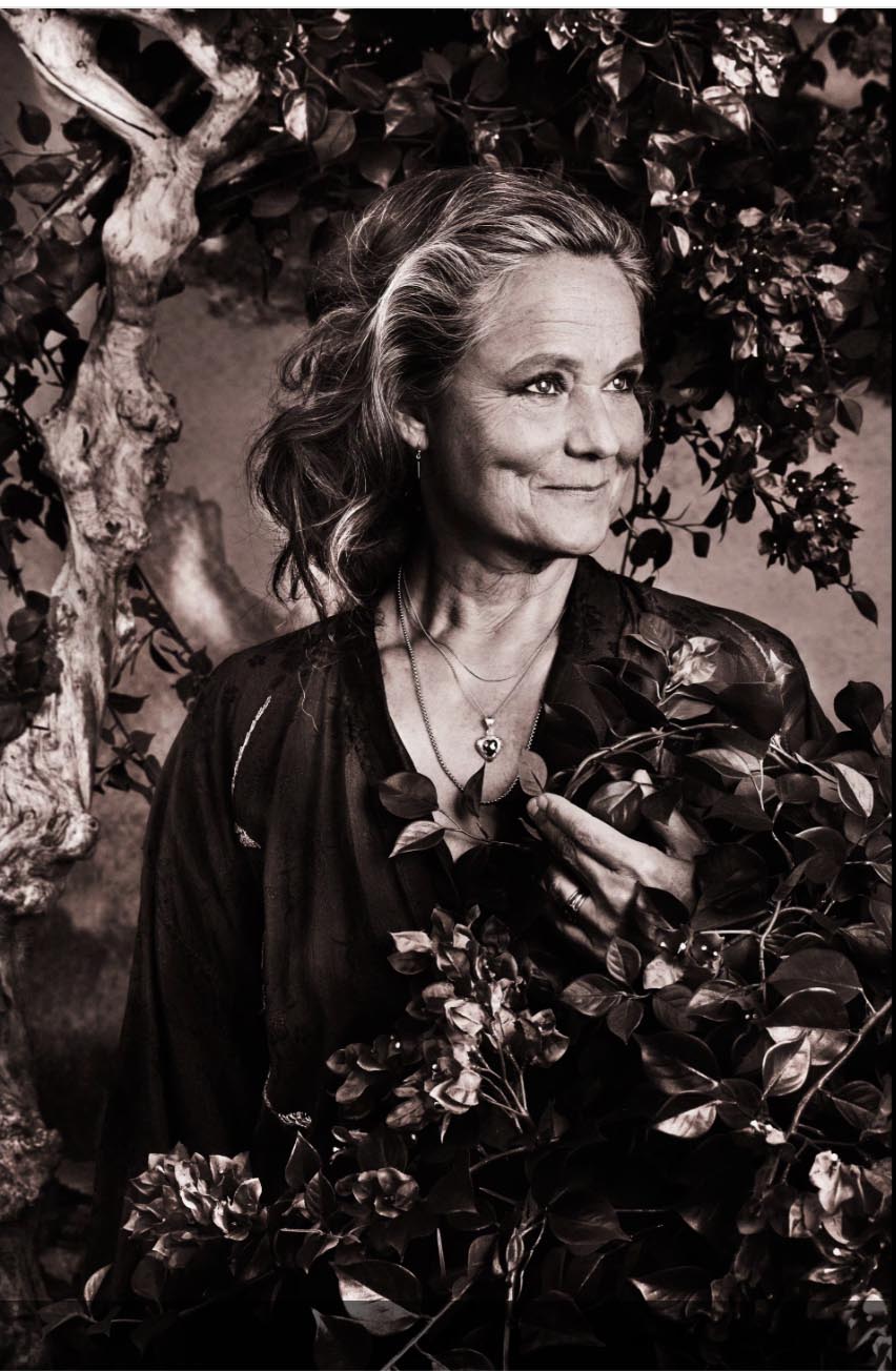 Skådespelaren Pernilla August fotograferad för "Sagolika kvinnor" 2026