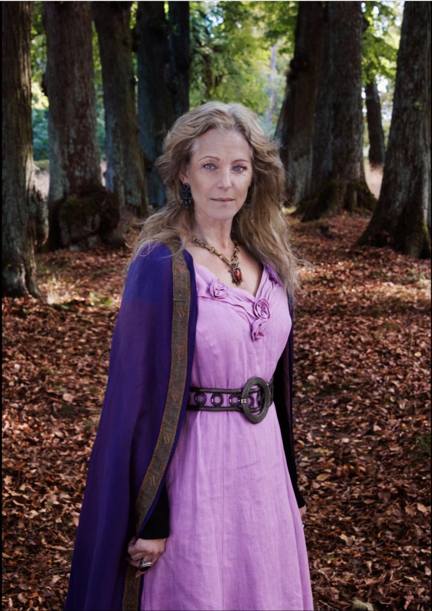 Artisten Helen Sjöholm fotograferad för "Sagolika kvinnor" 2026