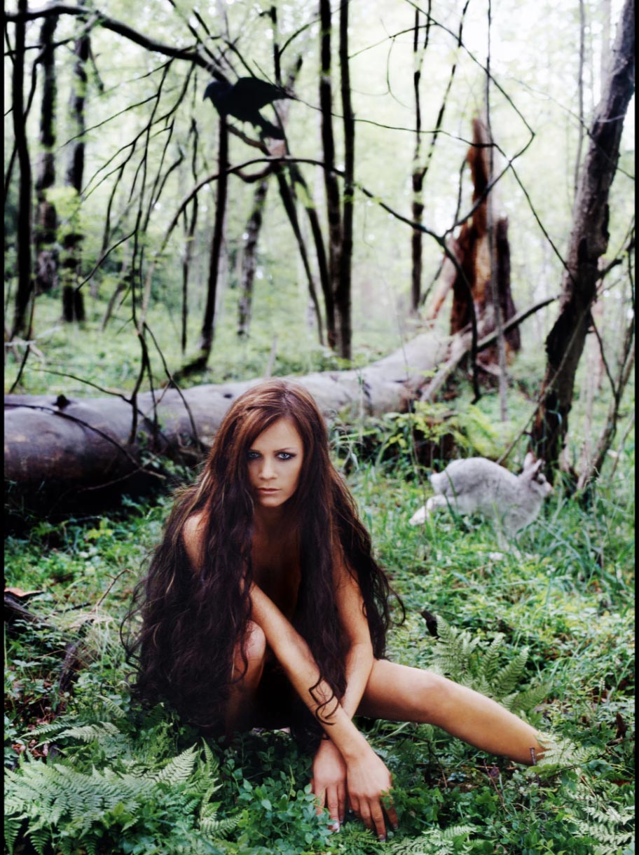 Artisten Lena Philipsson fotograferad för kalendern "Sagolika kvinnor" 2026