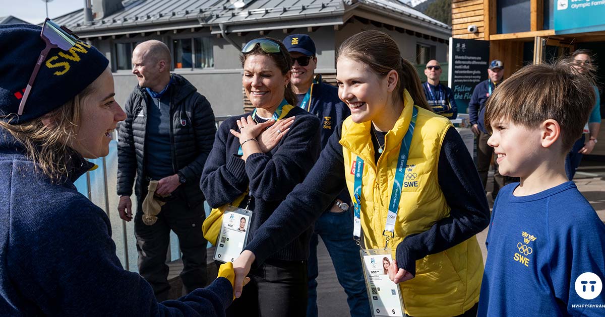 Prinsessan Estelle skakar hand med Ebba Andersson.