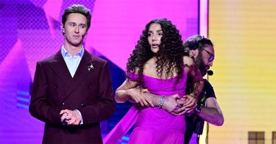 MALMÖ, SVERIGE 20260220 Programledarna Gina Dirawi och Hampus Nessvold på scen i Malmö Arena vid fredagens genrep inför deltävling 4 i Melodifestivalen 2026. Gina blir bortsparad på grund av SVTs sparkrav. Foto: Johan Nilsson / TT