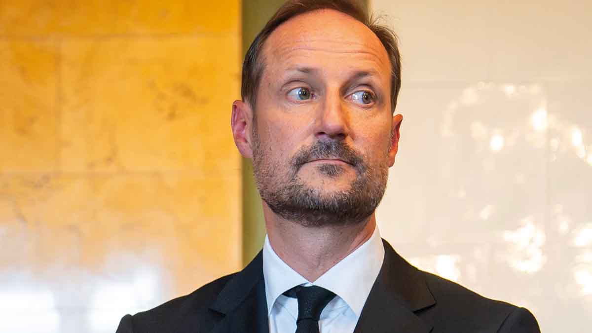 kung-haakon-tvingas-l-mna-fn-uppdrag-efter-tronskiftet
