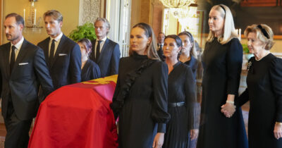 Norska kungafamiljen med kung Haralds kista på måndagen. Foto: Ole Berg-Rusten/NTB/TT