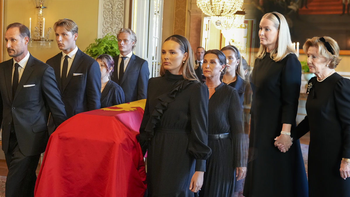Norska kungafamiljen med kung Haralds kista på måndagen. Foto: Ole Berg-Rusten/NTB/TT