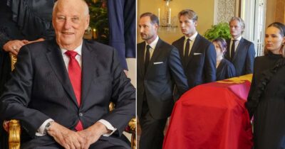Kung Harald i mörk kostym med en klocka på handleden, till höger den kungliga familjen vid en kista täckt med flagga