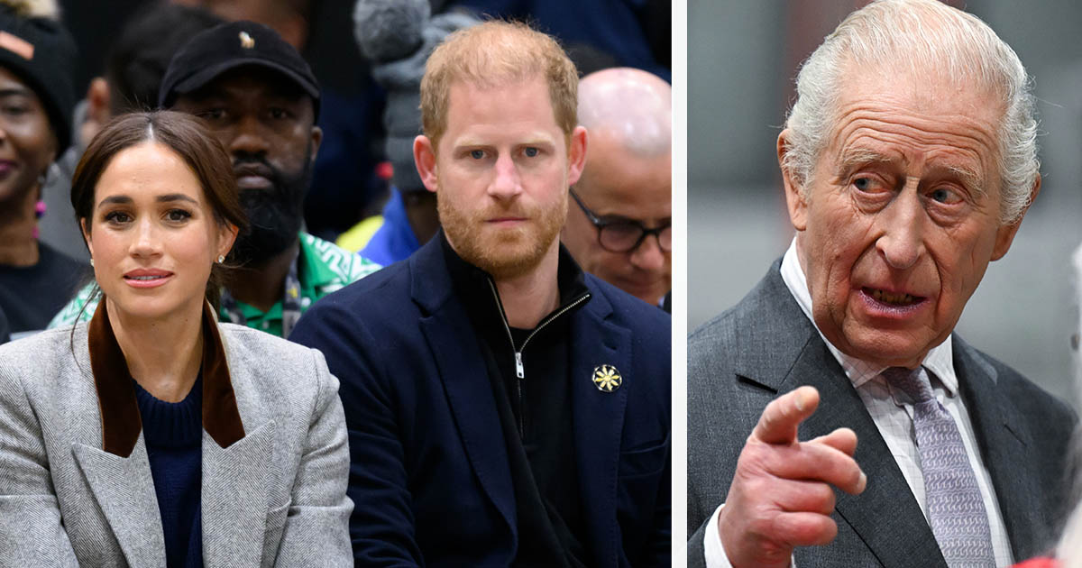 Meghan och prins Harry sitter bland publik, kung Charles pratar och pekar