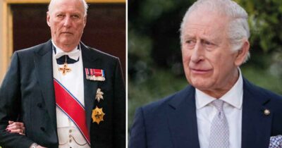 Kung Harald i galauniform till vänster och kung Charles i kavaj till höger