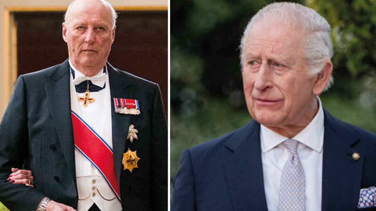 Kung Harald i galauniform till vänster och kung Charles i kavaj till höger
