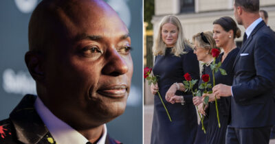 Durek Vertett i kostym syns i porträtt, till höger Mette-Marit, Sonja, Märtha Louise och Haakon sörjande i svart håller röda rosor