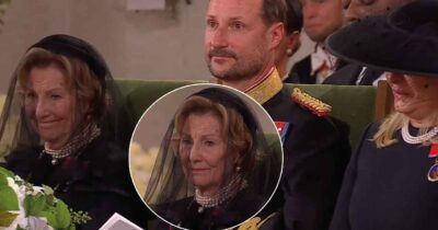 Drottning Sonja i sorgeslöja sitter bredvid kronprins Haakon vid en begravningsceremoni