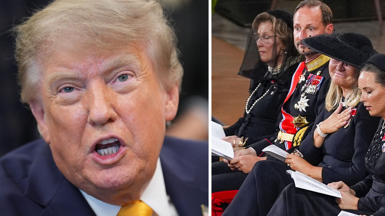 Trump talar upprört, till höger sörjande kungligheter i svart vid begravning