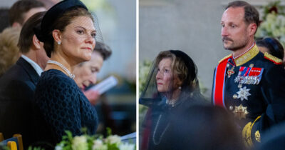 Kronprinsessan Victoria i sorgdräkt, kronprins Haakon i uniform bredvid drottning Sonja med slöja