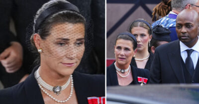 Prinsessan Märtha Louise av Norge i sorgeslöja och pärlhalsband deltar i begravning för kung Harald, omgiven av andra sörjande i norska kungafamiljen.