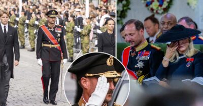 Kung Haakon i uniform under sorgceremoni, gråtande drottning Mette-Marit bredvid