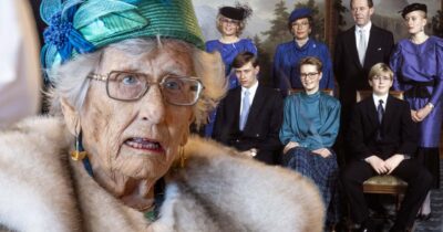 Prinsessan Astrid i hatt och pälskrage framför en familjeporträttbild. Foto: NTB/TT