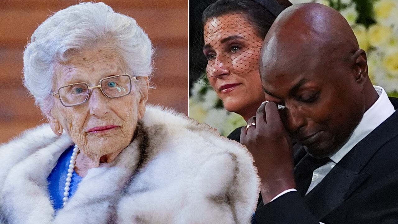 Prinsessan Astrid i pälsjacka intill sörjande prinsessan Märtha Louise och Durek Verrett vid begravning. Foto: Stian Lysberg Solum / NTB / TT & Lise Åserud / NTB / TT