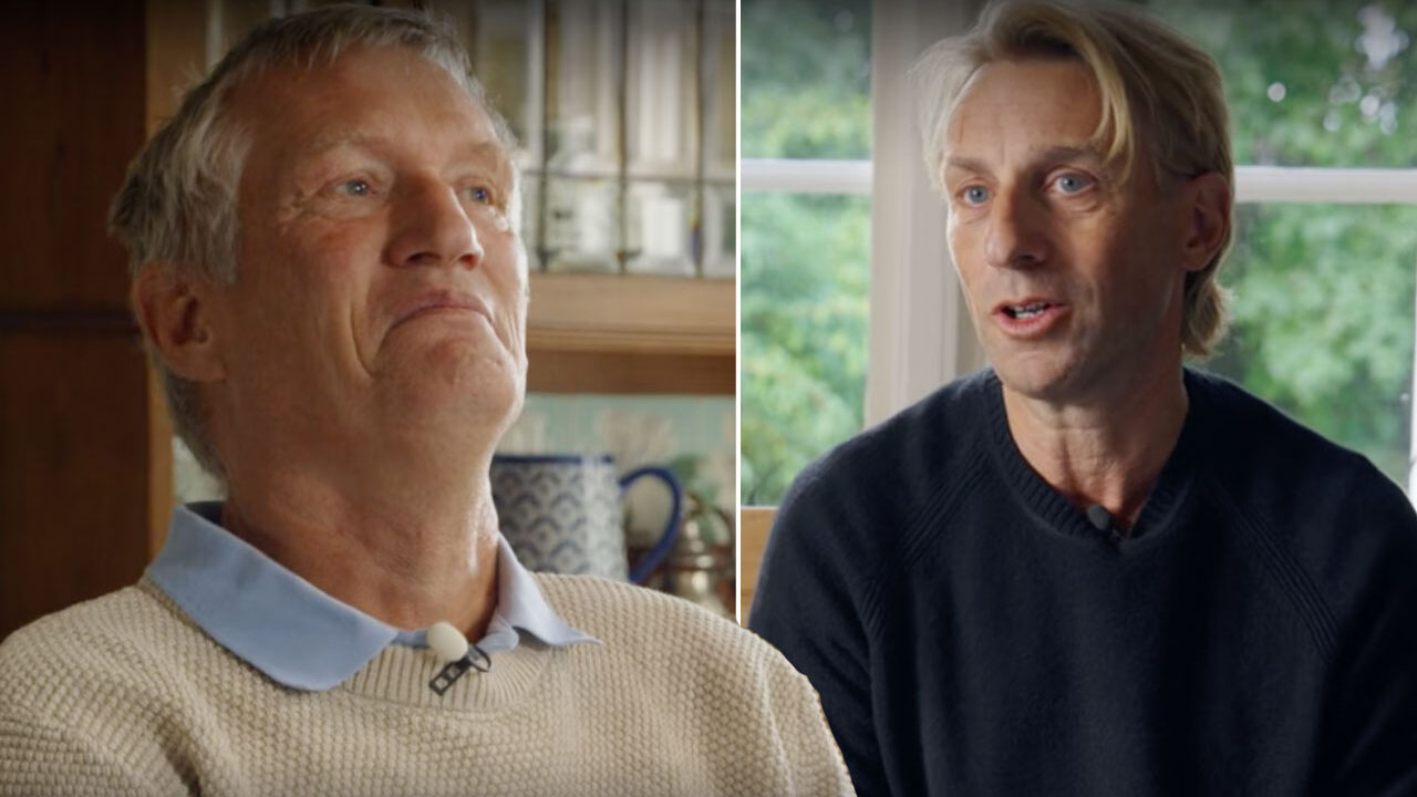 Anders Tegnell intervjuas av Anders Hansen i SVT, båda bär tröjor med mikrofon fäst vid kragen.