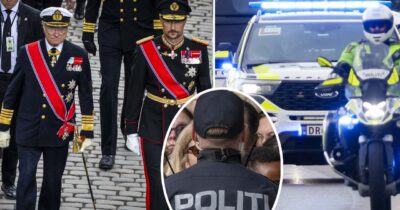 Kung Carl XVI Gustaf och kung Haakon går i procession, polisbilar och motorcykel med blåljus samt polis i folkmassa.