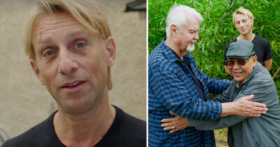 Anders Hansen pratar till kameran och kramar en äldre man omgiven av två andra män utomhus