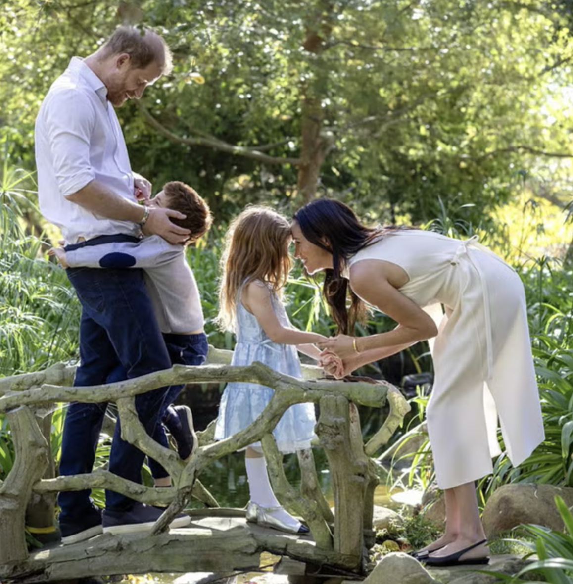Prins Harry och Meghan med barnen Archie och Lilibet. 