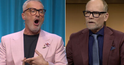 Tony Irving och Kristian Luuk pratar engagerat, en i rosa kavaj och en i vinröd kavaj