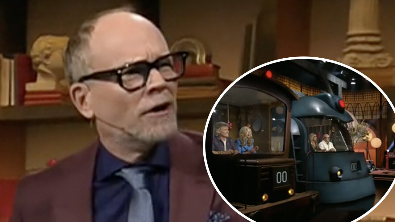 Man med glasögon pratar, infälld bild visar deltagare i tågvagnar i tv-studio