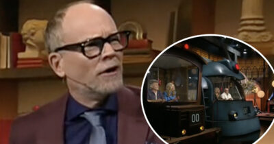 Man med glasögon pratar, infälld bild visar deltagare i tågvagnar i tv-studio