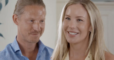 Patrik Bergquist tittar leende på brevskrivaren Sandra Svensson som ler mot kameran i Bonde söker fru 2026.