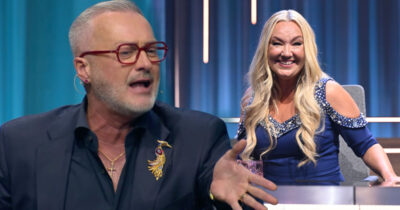 Tony Irving gestikulerar ivrigt medan en leende Malin Watson sitter bredvid honom i tv-studio i Let's dance
