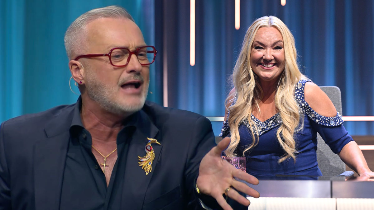 Tony Irving gestikulerar ivrigt medan en leende Malin Watson sitter bredvid honom i tv-studio i Let's dance