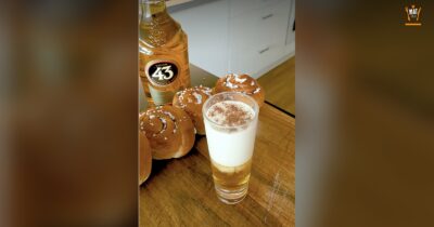 Ett shotglas med kanelbulleshots och en kanelbulle